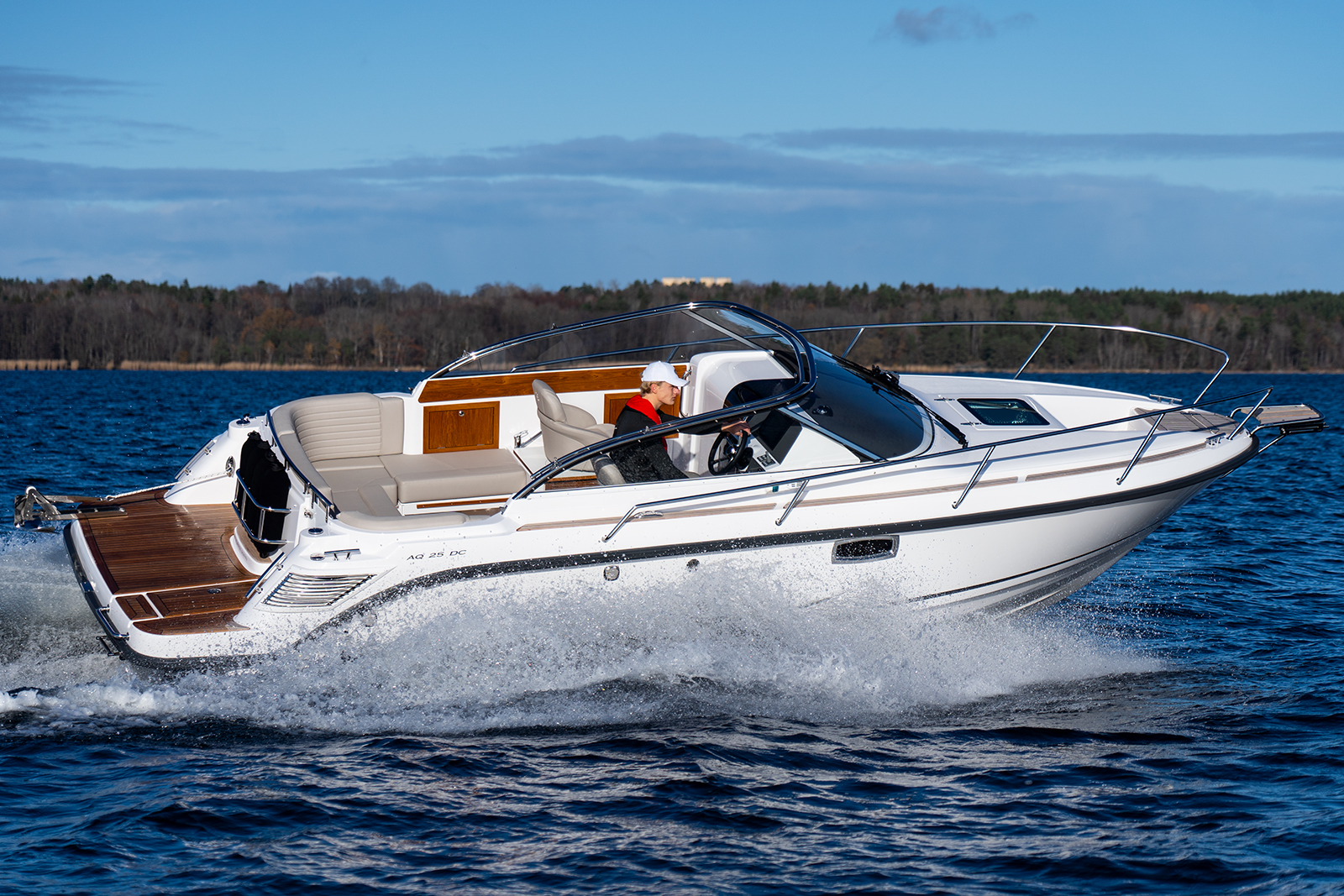 Aquador 25 DC med Mercury V6 bensin inombordare