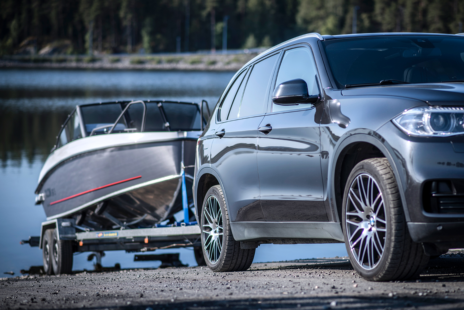 En SUV vinschar upp en Falcon BR5 på en båttrailer
