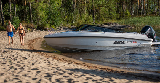 Ett par vandrar på stranden bredvid Bella 640 DC