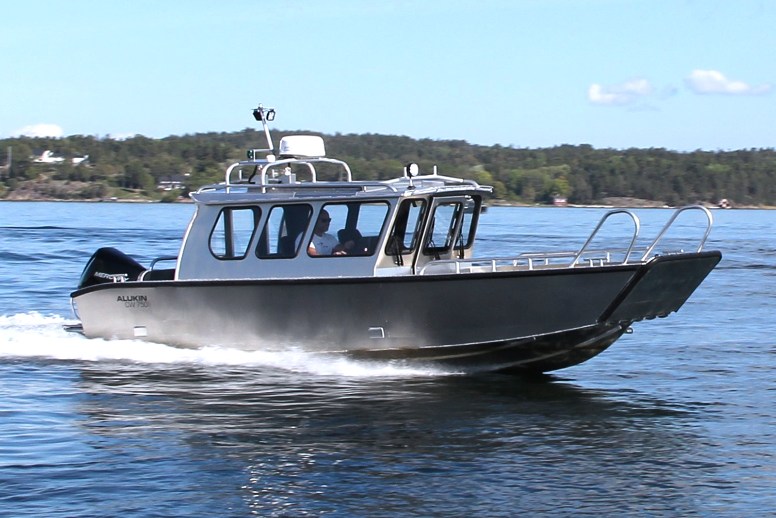 alukin cw 750 med öppningsbar klaff i fören