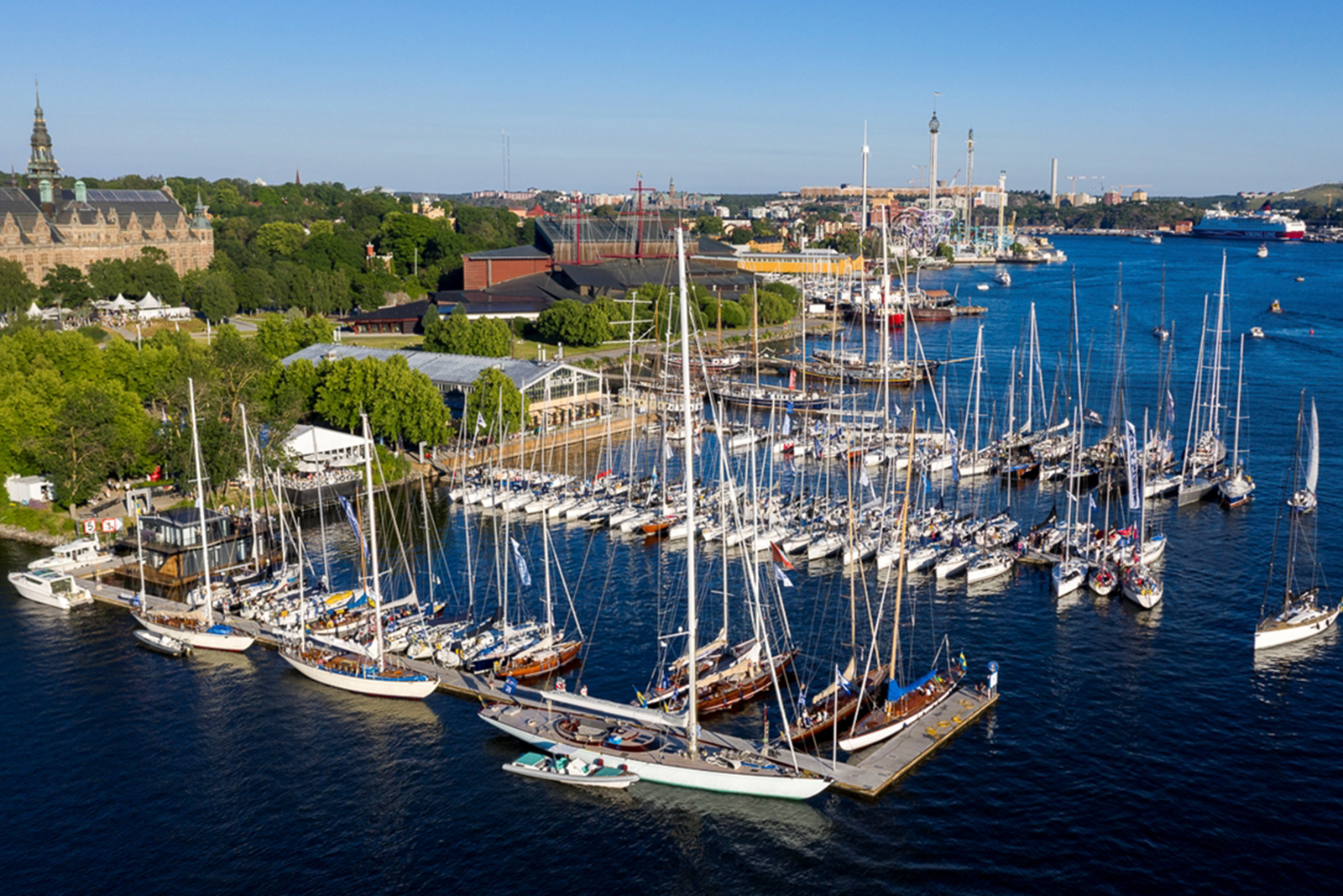 Flytande båtmässa på Djurgården mitt i Stockholm
