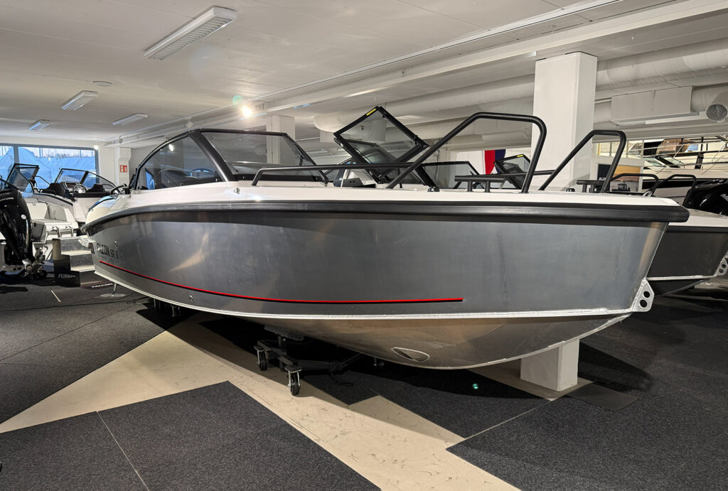 Falcon BR 8 med Mercury V8-300 hk